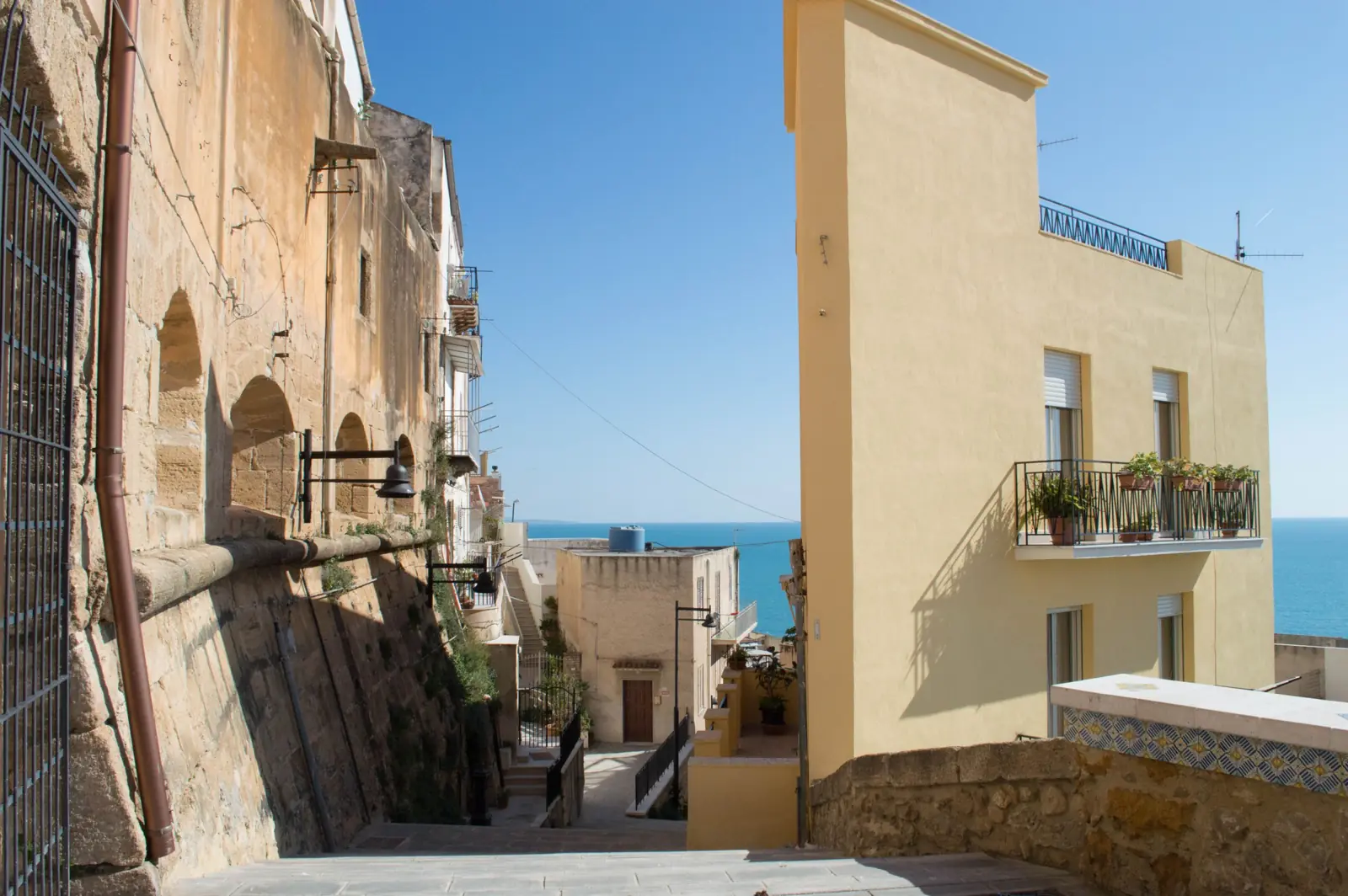Scalinata verso il mare a Sciacca
